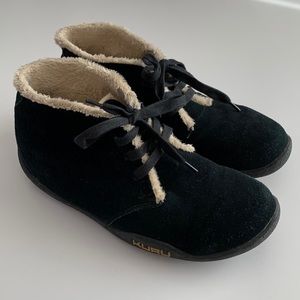 Kuru Chukka black suede tie shoes women’s 9.5